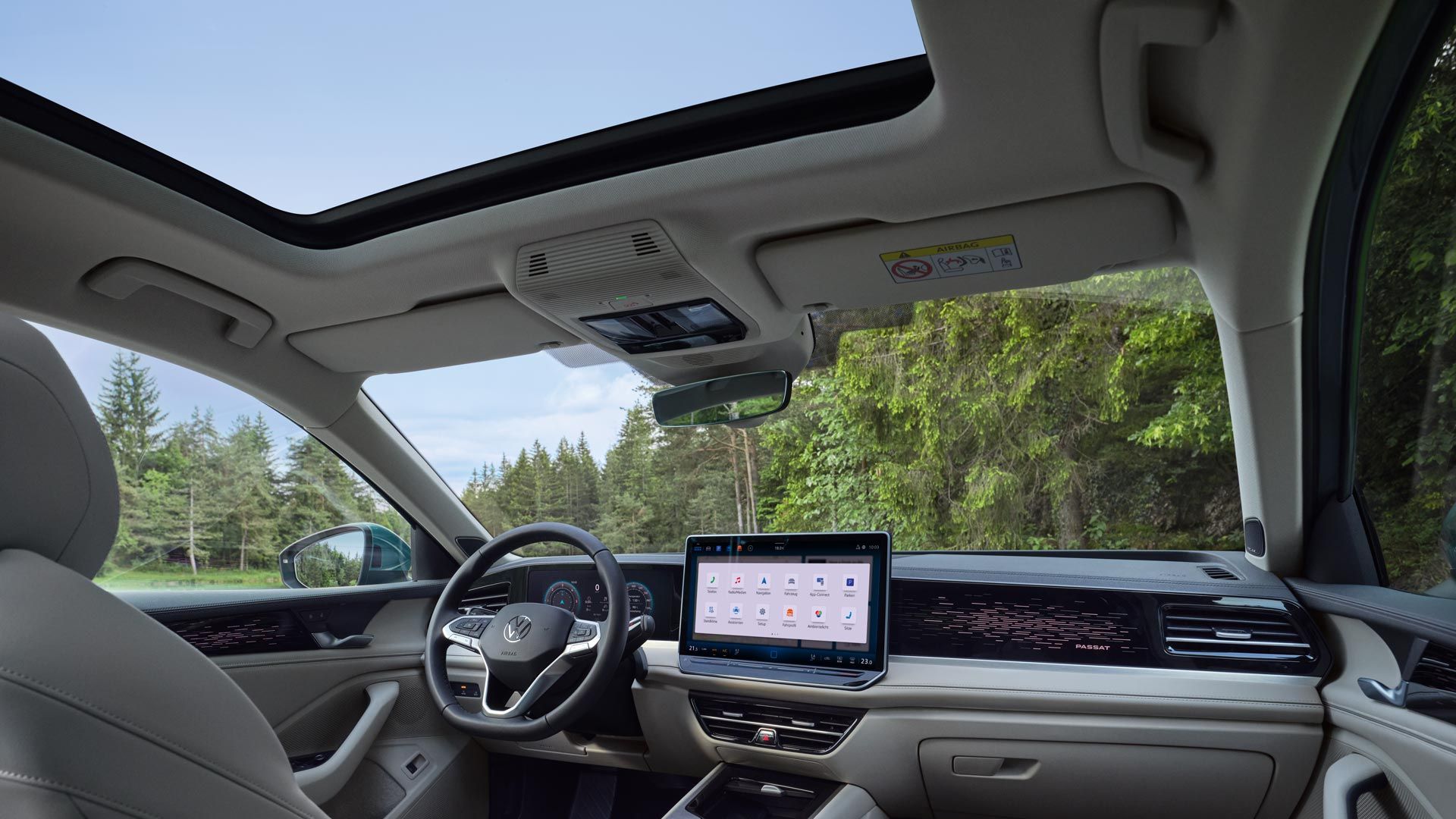 Innenansicht des VW Passat mit Blick auf die optionalen ergoActive Sitze, das Cockpit und die Jumbobox.