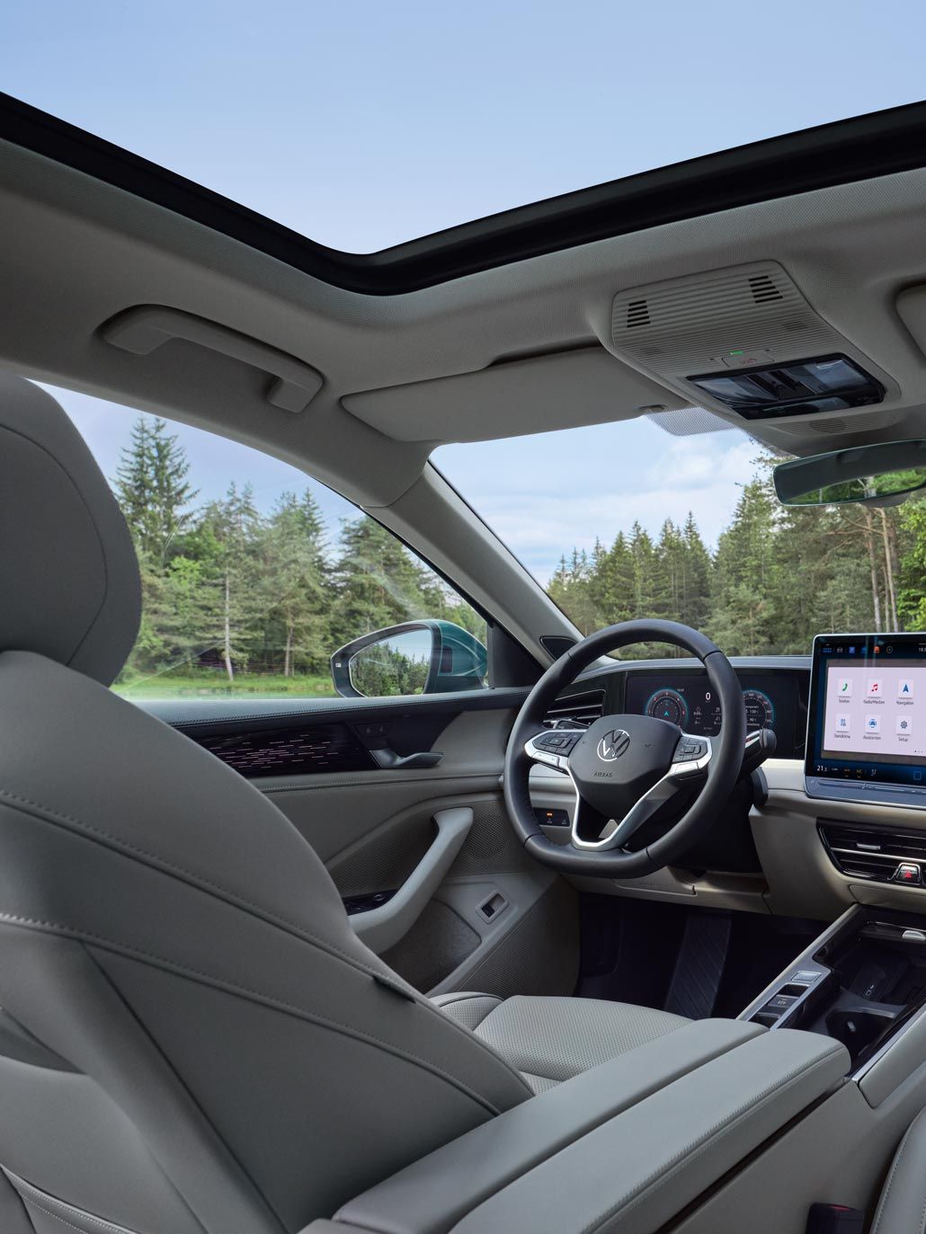 Innenansicht des VW Passat mit Blick auf die optionalen ergoActive Sitze, das Cockpit und die Jumbobox.