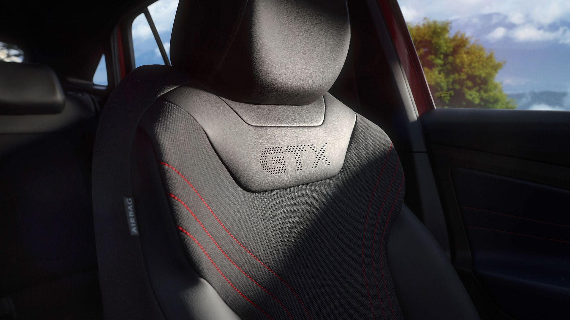 GTX-Logo auf dem Fahrersitz eines roten VW ID.5 GTX. 