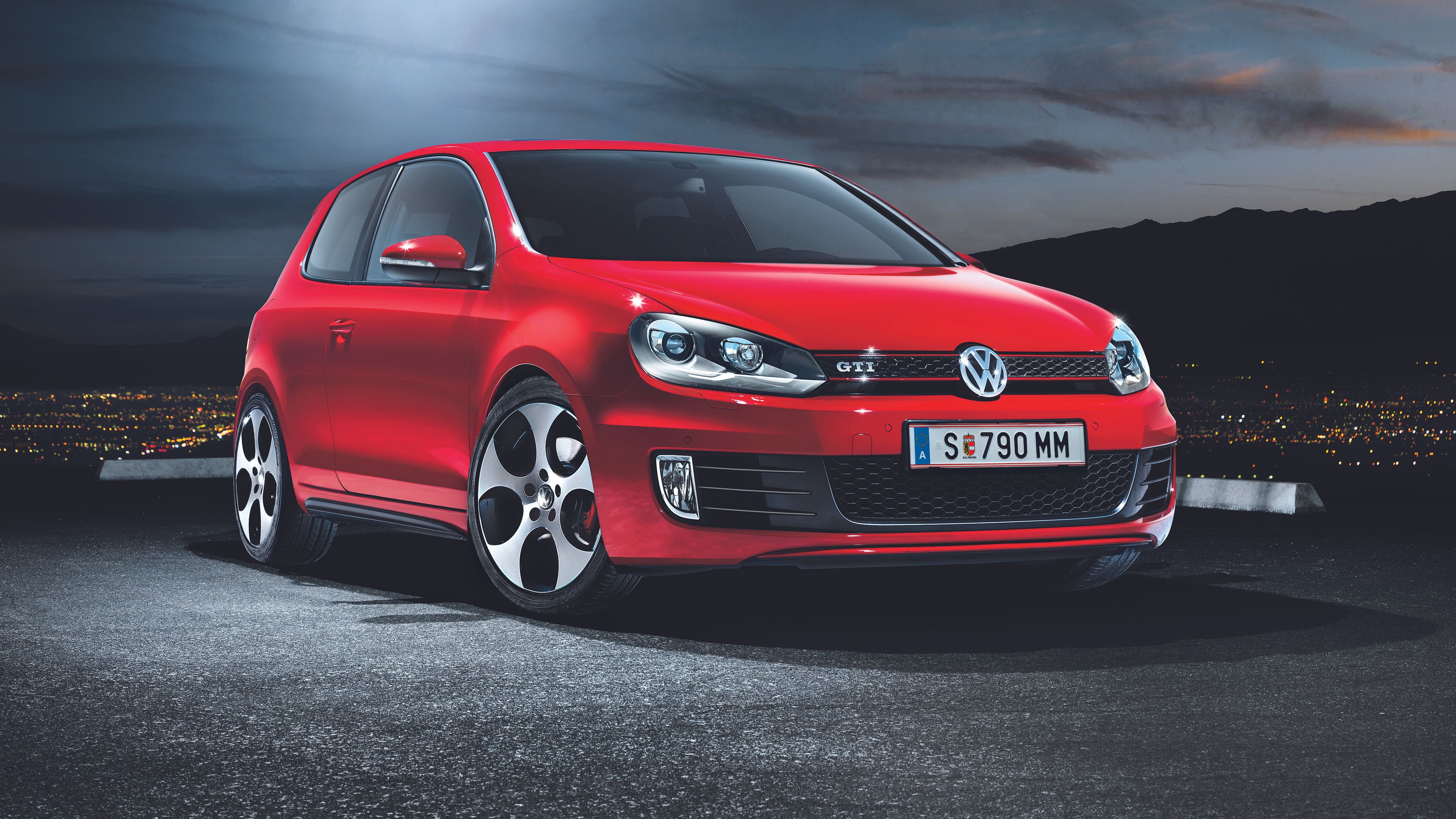 VW Golf 6 GTI rdeč – prikaz od spredaj