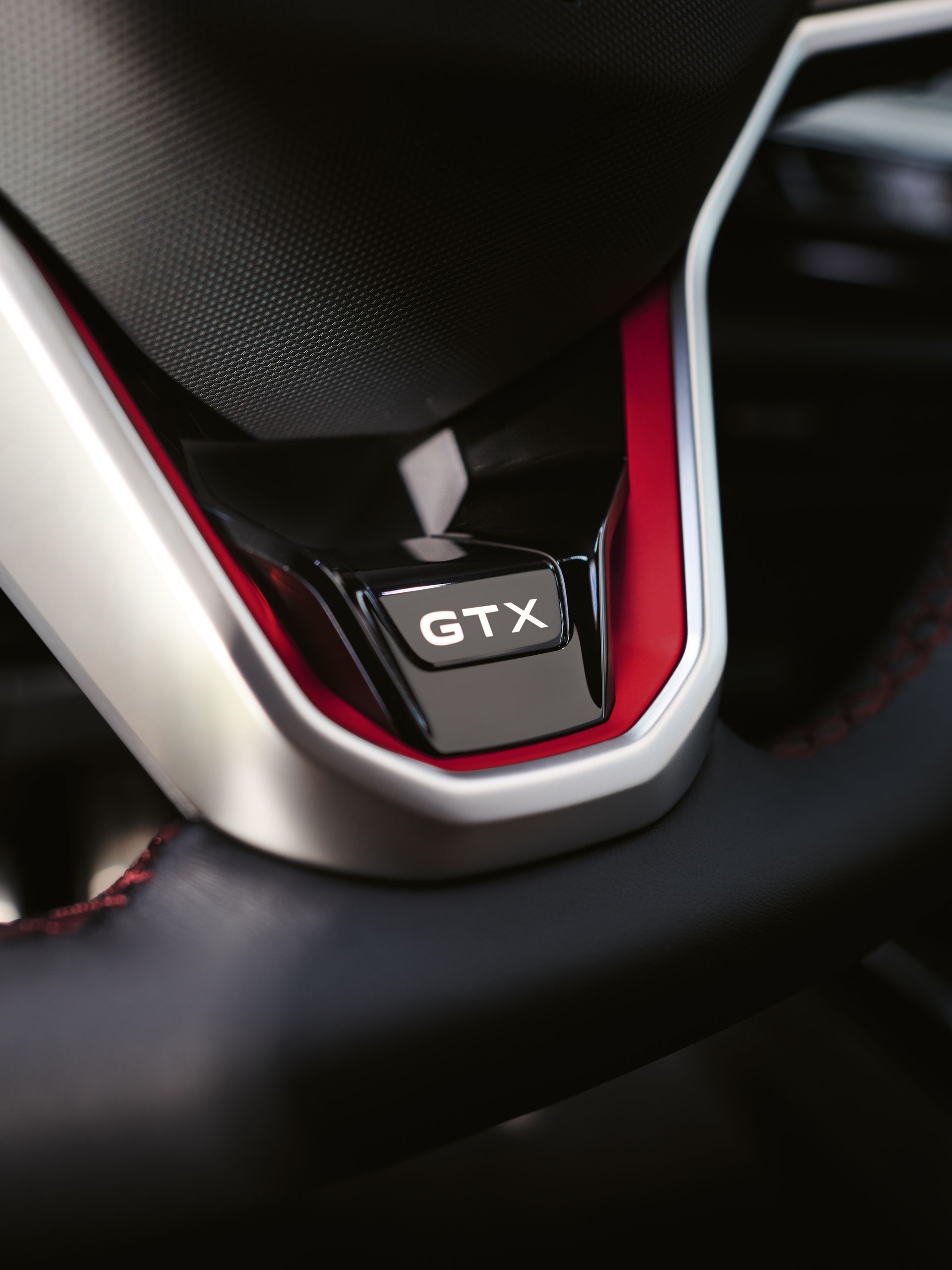 GTX-Logo am Lenkrad eines roten VW ID.5 GTX.