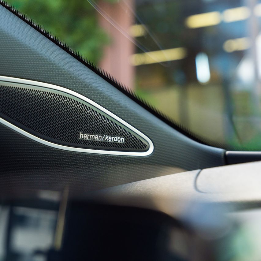 Detajlni posnetek opcijskega zvočnika proizvajalca Harman Kardon v A-stebričku modela VW ID.4. Zvočnik prepriča z elegantnim dizajnom in dovršenim zvokom.