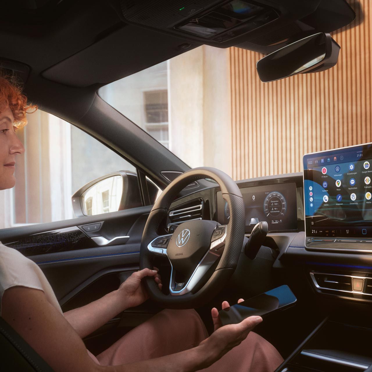 Frau sitz in Tiguan und schaut auf das Digital Cockpit